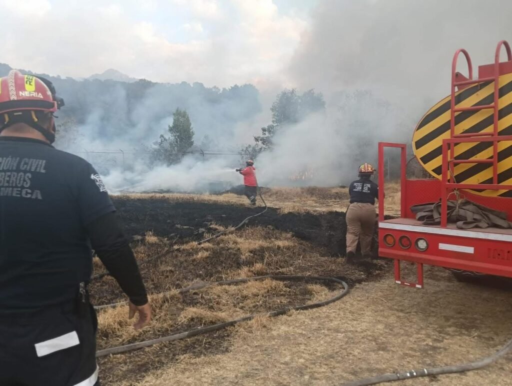 Protección Civil y Bomberos de Amecameca logran control exitoso de incendio en El Salto del Agua