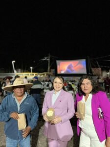 La alcaldesa Ivette Topete lleva alegría y cine a las niñas y niños de Zoyatzingo