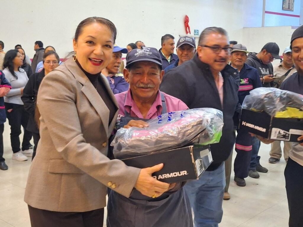 La alcaldesa Ivette Topete entrega equipo y uniformes a servidores públicos; Amecameca trabaja con hechos