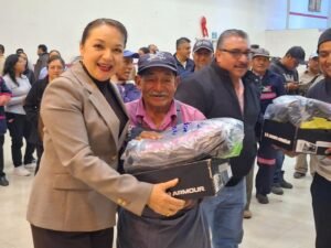 La alcaldesa Ivette Topete entrega equipo y uniformes a servidores públicos; Amecameca trabaja con hechos
