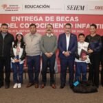 Gobierno del EdoMéx entrega becas a 83 niñas y niños ganadores de la Olimpiada del Conocimiento Infantil 2026